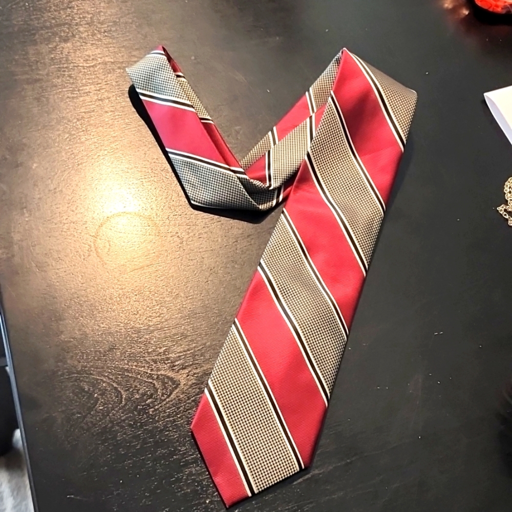 George Men's Tie